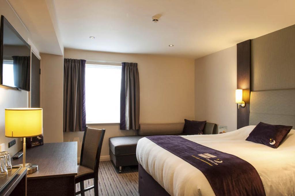 Premier Inn London Wandsworth Номер фото