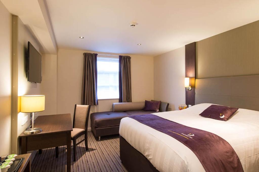 Premier Inn London Wandsworth Номер фото