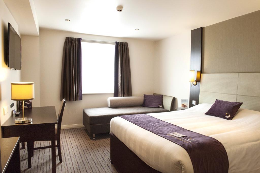 Premier Inn London Wandsworth Номер фото